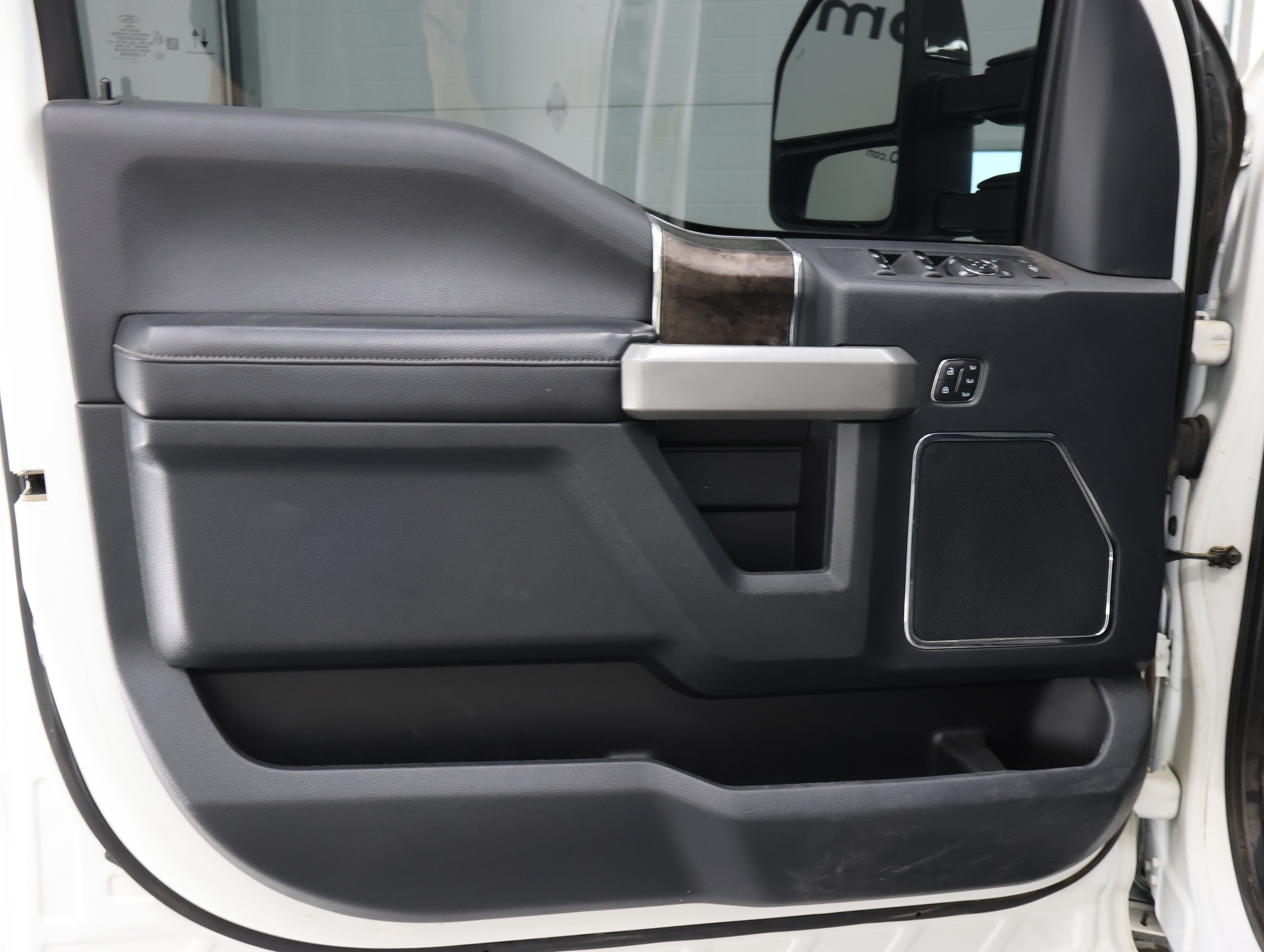 Used 2022 Ford F350 Lariat w/ Black Appearance Package AWD/4WD image 37