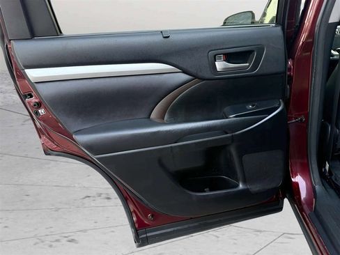 Used 2017 Toyota Highlander XLE FWD image 17