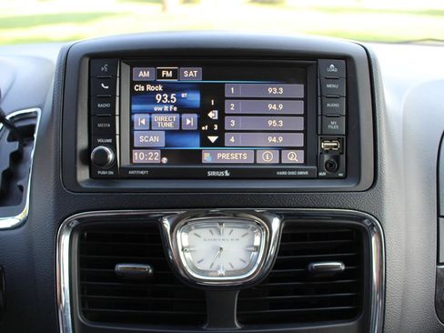 Used 2016 Chrysler Town & Country Touring FWD image 23