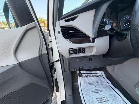 Used 2015 Toyota Sienna XLE Premium FWD image 14