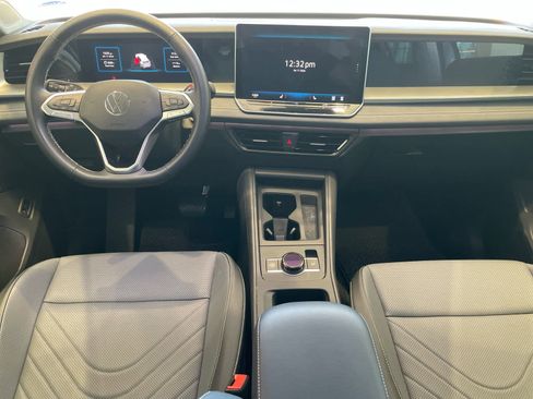 Used 2025 Volkswagen Tiguan SE image 13