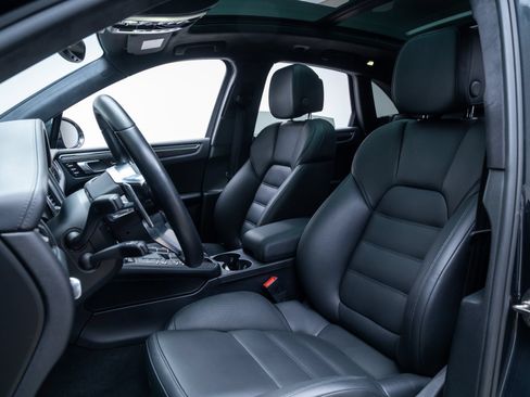 Used 2017 Porsche Macan Turbo AWD/4WD image 18