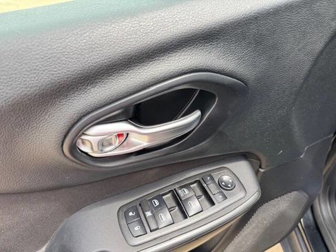 Used 2016 Jeep Cherokee Sport image 32