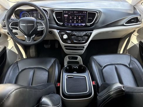 Used 2023 Chrysler Pacifica Touring-L FWD image 10
