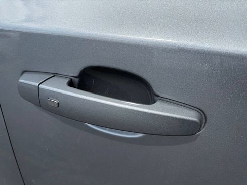 Used 2023 Chevrolet Traverse LS FWD image 3