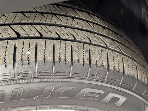 Used 2018 Jeep Renegade Latitude w/ UConnect 8.4 Nav Group image 9