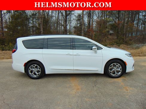 Certified 2022 Chrysler Pacifica Limited w/ Uconnect Theater Family Group image 11