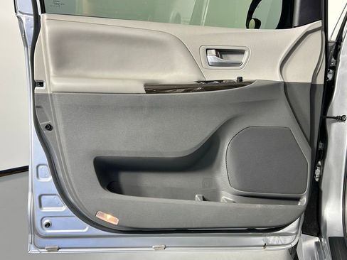 Used 2018 Toyota Sienna XLE Premium image 35