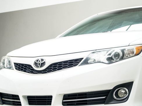 Used 2014 Toyota Camry SE image 2