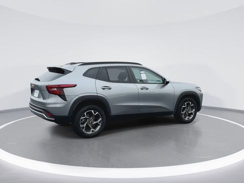 Used 2025 Chevrolet Trax LT w/ LT Convenience Package image 8