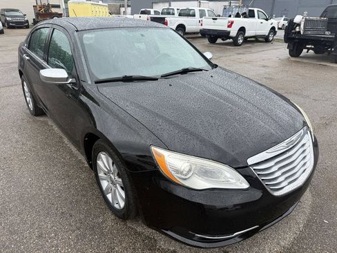 Used 2013 Chrysler 200 Limited FWD image 1