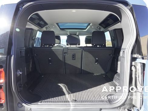 Used 2025 Land Rover Defender 110 S image 31