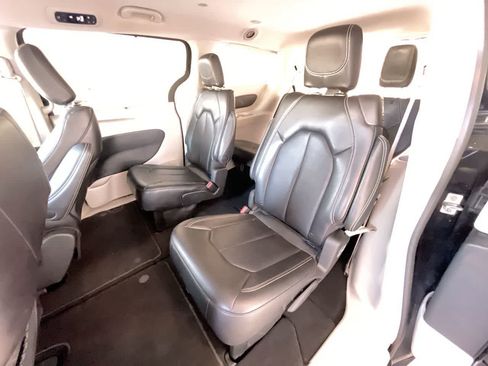 Used 2023 Chrysler Pacifica Touring-L FWD image 21