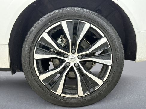 Used 2025 Volvo XC60 B5 Plus image 12