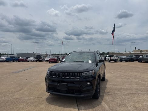 Used 2025 Jeep Compass Latitude w/ Altitude Special Edition AWD/4WD image 6