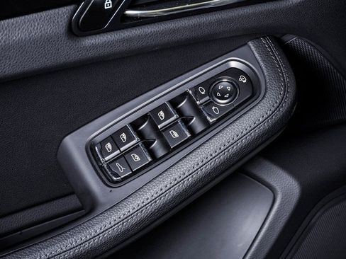 Certified 2025 Porsche Macan image 25