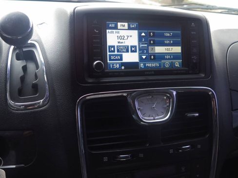 Used 2011 Chrysler Town & Country Touring FWD image 10