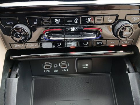 New 2025 Jeep Grand Cherokee L Limited w/ Luxury Tech Group II image 48