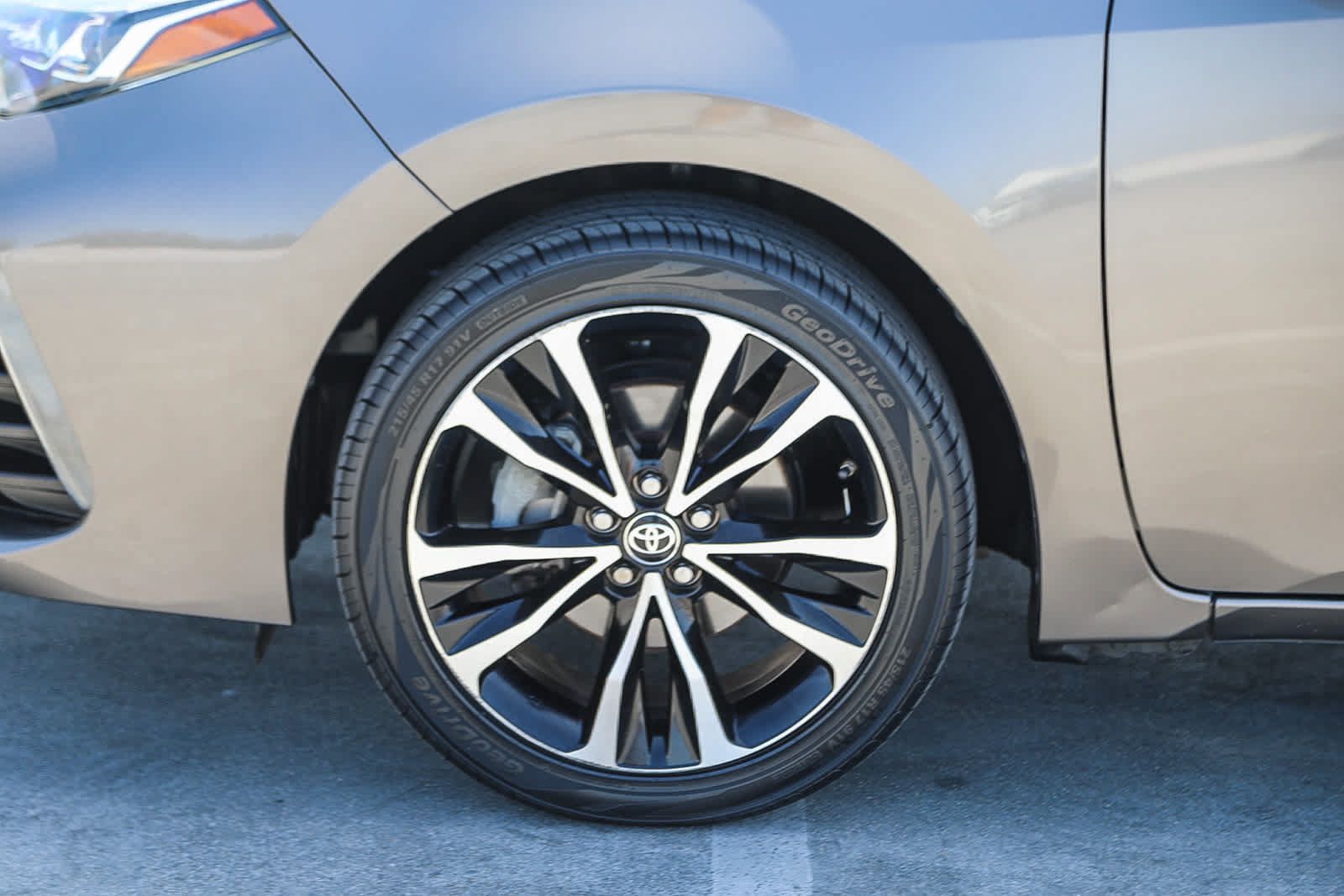 Used 2018 Toyota Corolla SE w/ Carpet Mat Package (TMS) FWD image 10