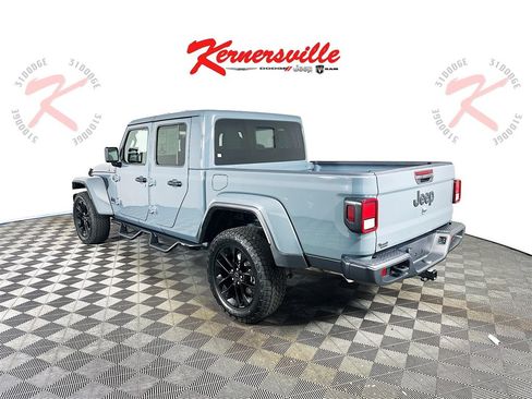 Used 2025 Jeep Gladiator Sport image 5