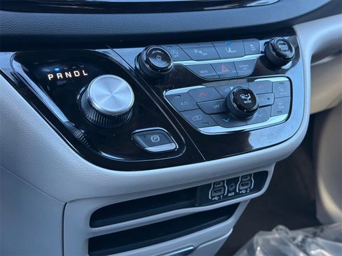 Used 2023 Chrysler Pacifica Touring-L image 31