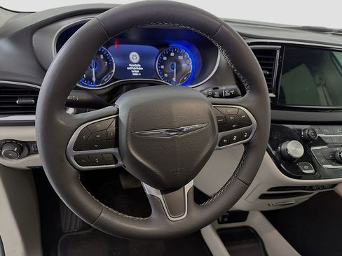 Used 2024 Chrysler Pacifica Touring-L image 14