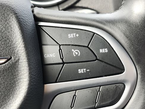 Used 2018 Chrysler 300 Limited image 31