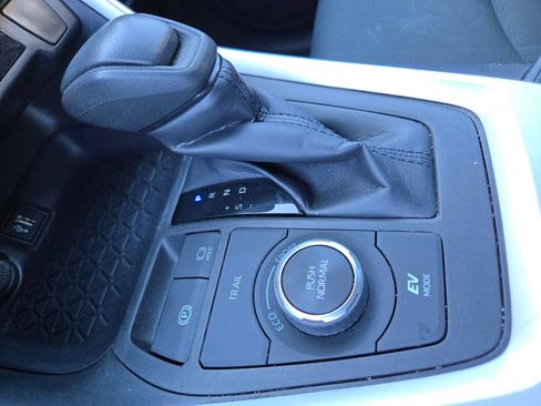 Used 2025 Toyota RAV4 XLE AWD/4WD image 17