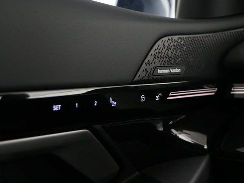 Used 2025 BMW 530i xDrive w/ Premium Package image 18