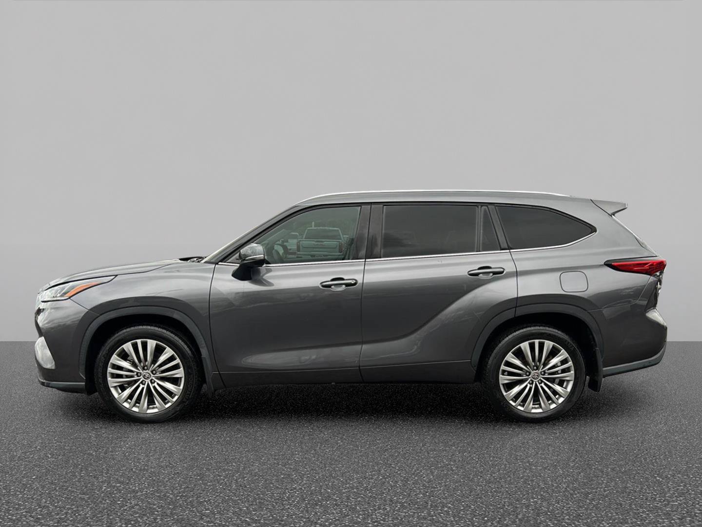 Used 2021 Toyota Highlander Platinum AWD/4WD image 2