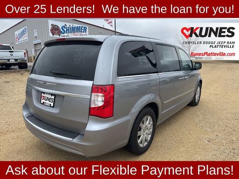 Used 2014 Chrysler Town & Country Touring image 3