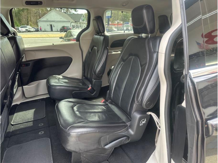 Used 2022 Chrysler Pacifica Touring-L FWD image 10