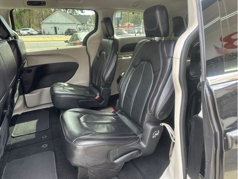 Used 2022 Chrysler Pacifica Touring-L image 10