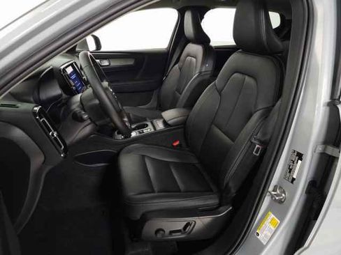 Certified 2025 Volvo XC40 B5 Core image 16