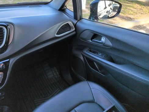 Used 2025 Chrysler Pacifica Select FWD image 16