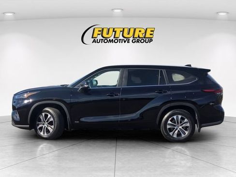 Certified 2024 Toyota Highlander XLE AWD/4WD image 9