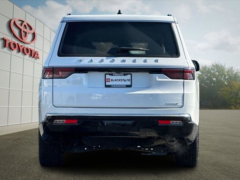 Used 2024 Jeep Wagoneer L Series II w/ Flexible Seating Group image 4