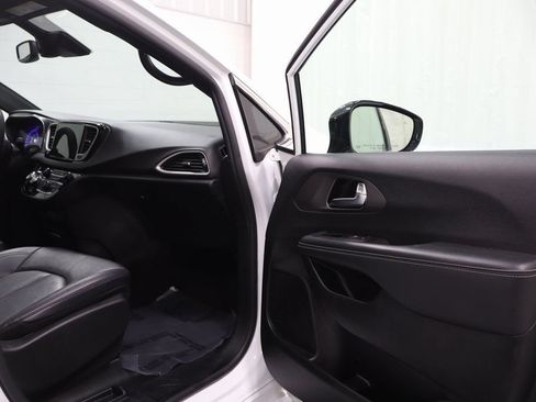 Certified 2025 Chrysler Pacifica Select FWD image 15