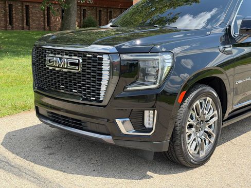 Used 2023 GMC Yukon XL Denali Ultimate AWD/4WD image 10