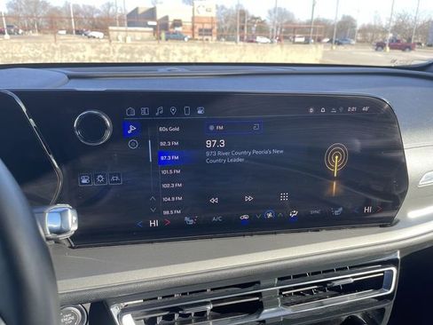 Used 2025 Chevrolet Traverse LT image 19