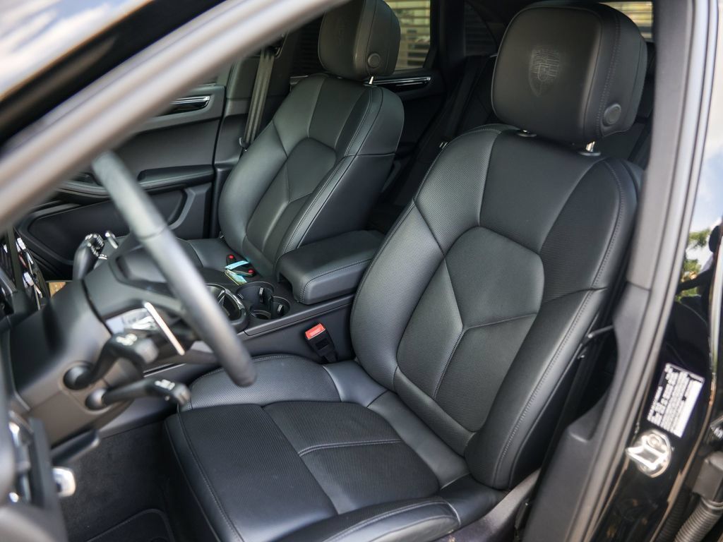 Certified 2026 Porsche Macan AWD/4WD image 5
