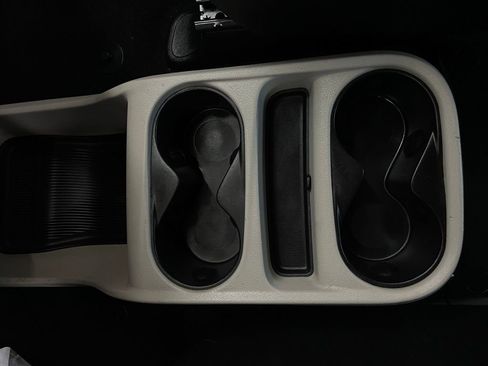 Used 2022 Chrysler Voyager LX image 28