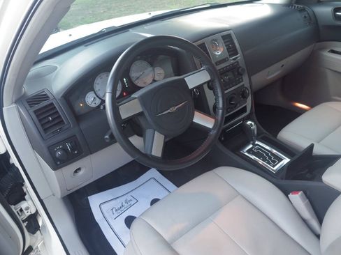 Used 2006 Chrysler 300 Touring w/ Comfort/Convenience Group RWD image 7