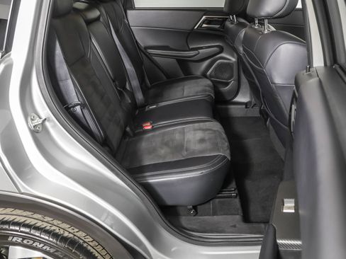 Used 2024 Mitsubishi Outlander AWD image 39