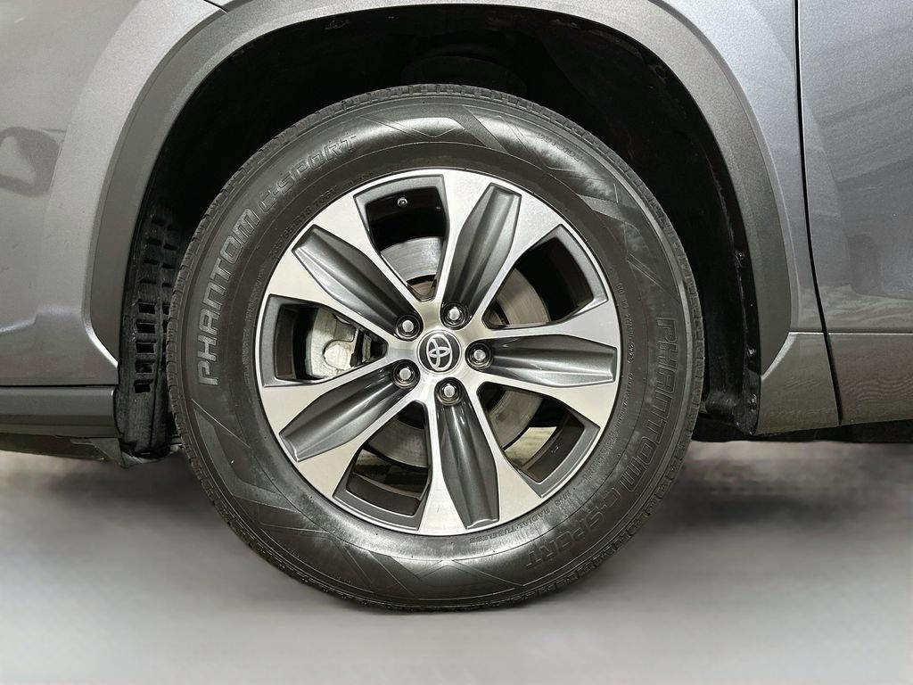 Used 2021 Toyota Highlander XLE FWD image 39