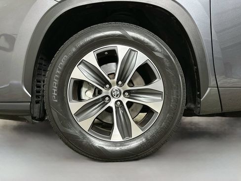 Used 2021 Toyota Highlander XLE FWD image 39