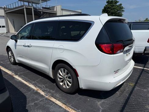 Used 2017 Chrysler Pacifica Touring w/ Tire & Wheel Group FWD image 2