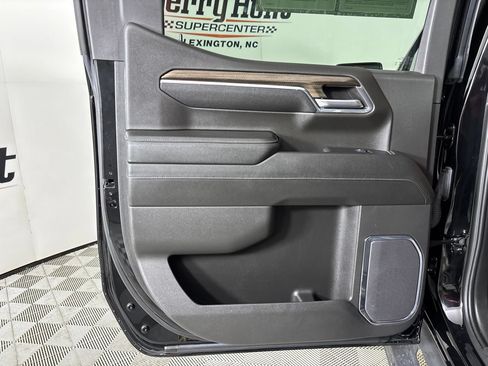 Used 2024 Chevrolet Silverado 1500 LT Trail Boss w/ Dark Appearance Package AWD/4WD image 18