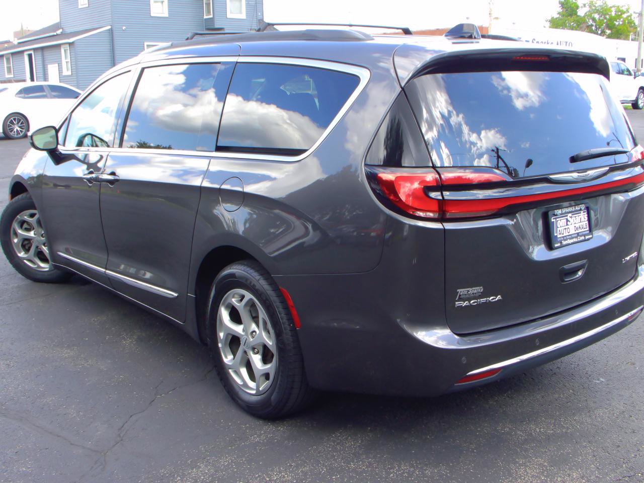 Used 2023 Chrysler Pacifica Limited FWD image 4