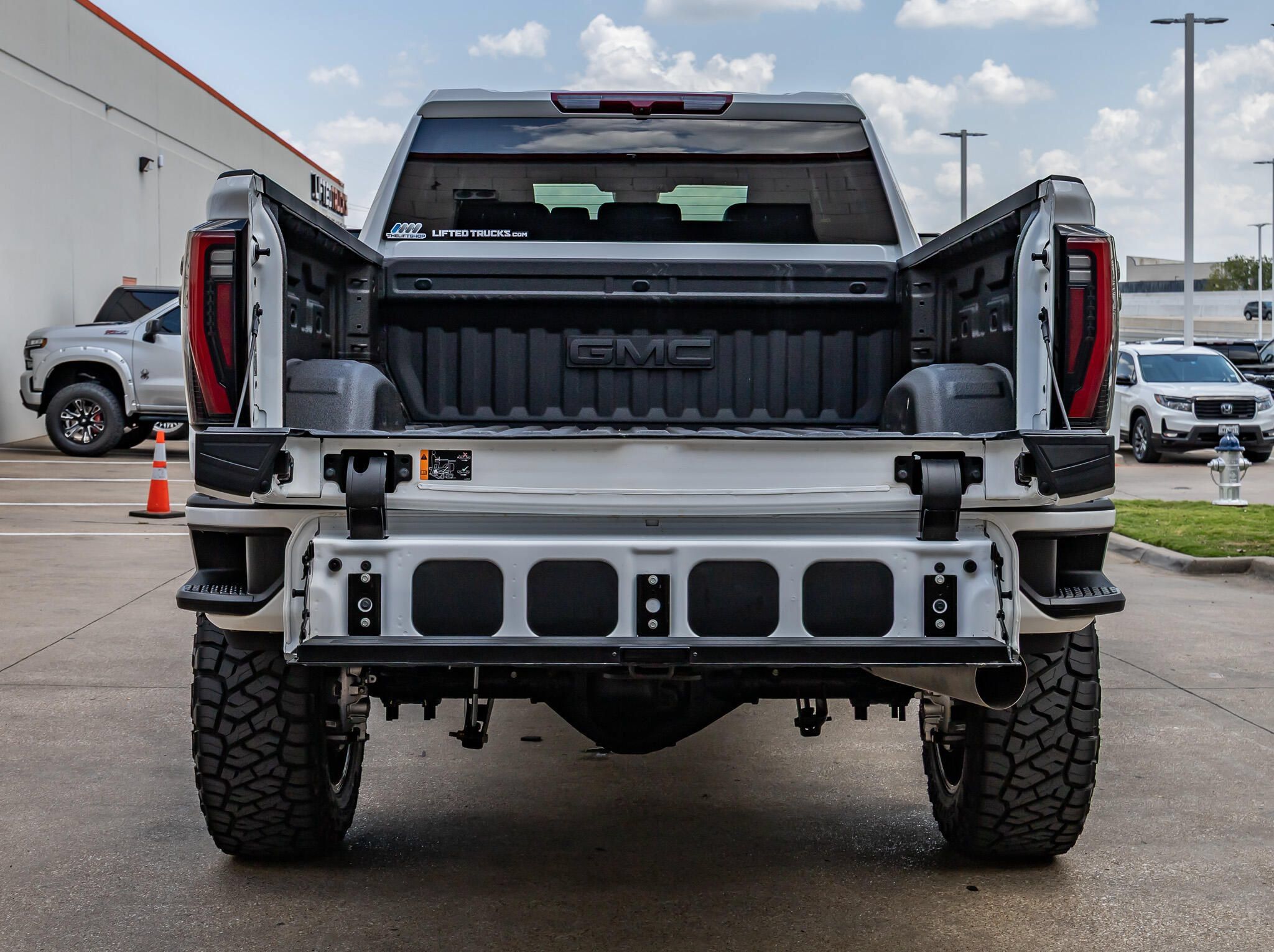 Used 2026 GMC Sierra 2500 AT4 AWD/4WD image 9